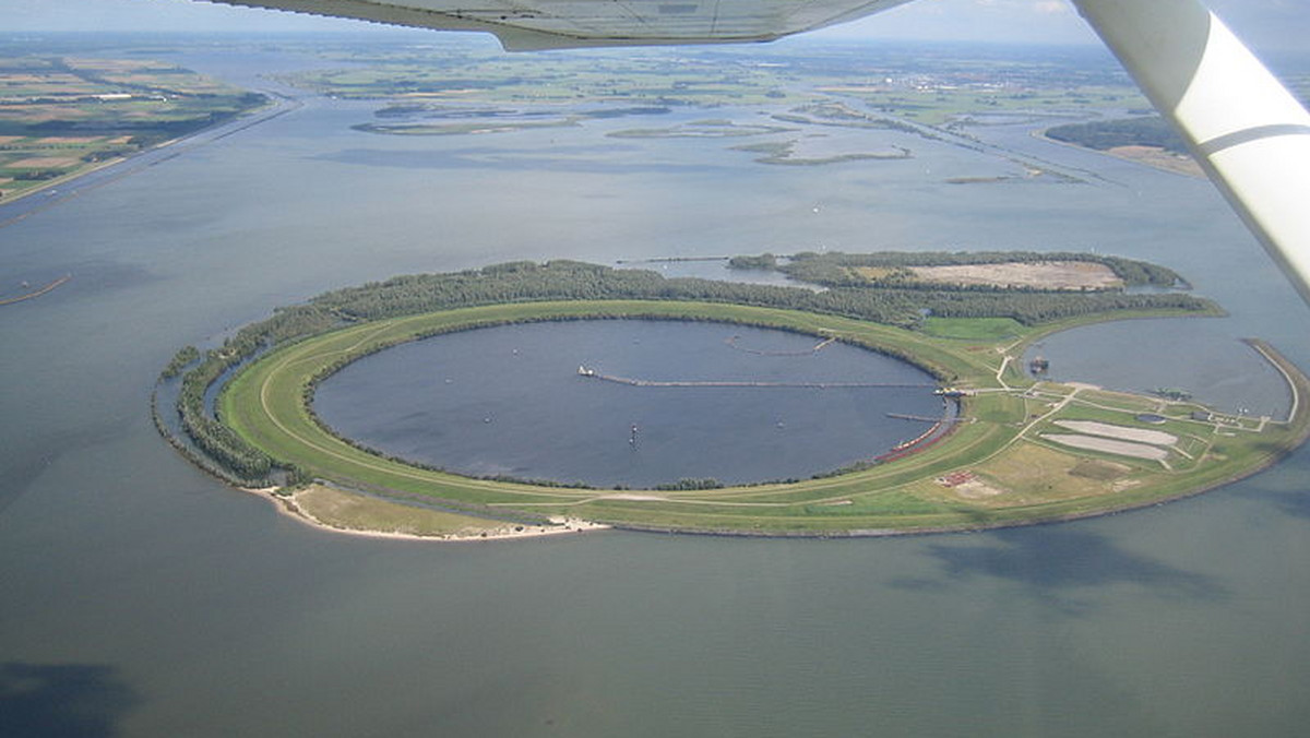 IJsseloog - okrągłe jezioro na środku jeziora Ketelmeer