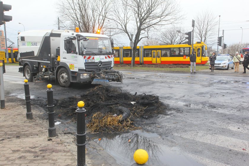 Plac Zawiszy sprzątanie.