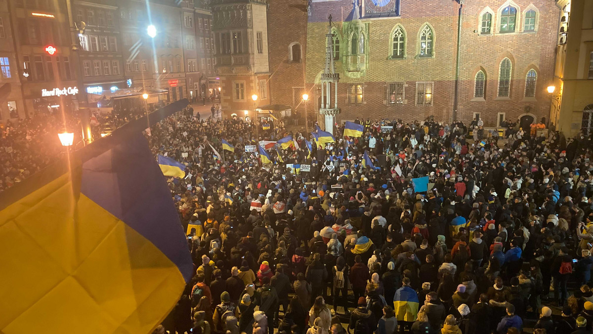 Zdjęcia protestu we Wrocławiu. Demonstranci solidaryzują się z Ukrainą