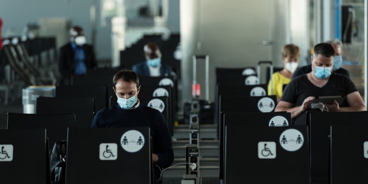 Na lotnisku Zaventem noszenie maseczki na terenie terminalu (a potem na pokładzie samolotu) jest obowiązkowe dla wszystkich, a osoby, które ich nie mają, otrzymują je od personelu portu.