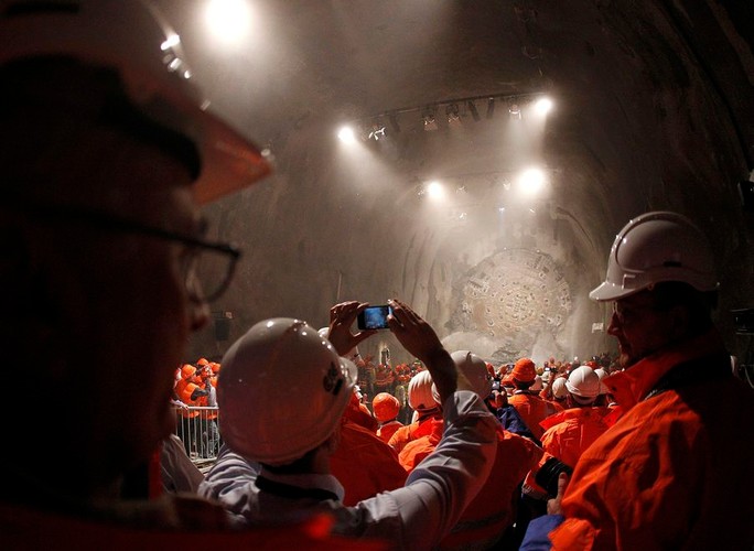 Ich tunel jest dłuższy od japońskiego o ponad 3 km