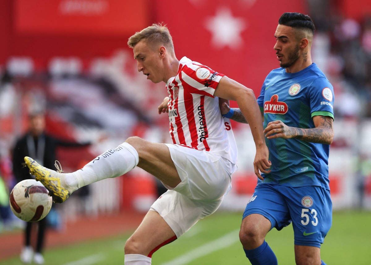 Adam Buksa (z lewej) strzelił ósmego gola w sezonie ligi tureckiej