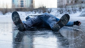 Wypadek na śliskim chodniku? Twoje odszkodowanie może wynieść choćby kilkadziesiąt tysięcy złotych