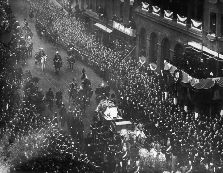Tłumy na pogrzebie królowej Wiktorii w 1901 r. / Hulton Archive Getty Images