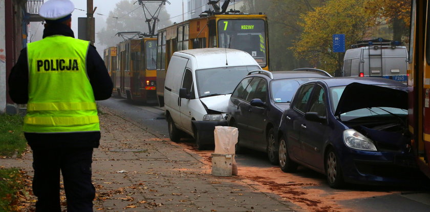 Dwa tramwaje i cztery samochody - wypadek na Przybyszewskiego