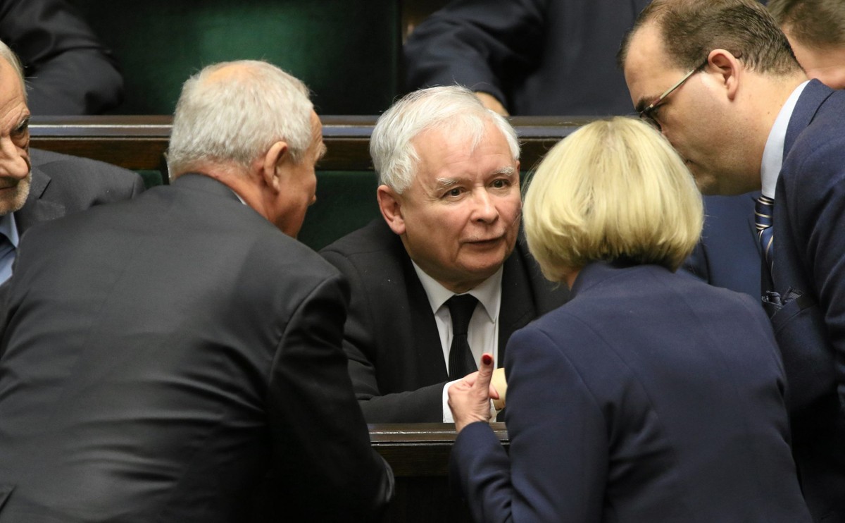 Jarosław Kaczyński w Sejmie, w otoczeniu polityków PiS