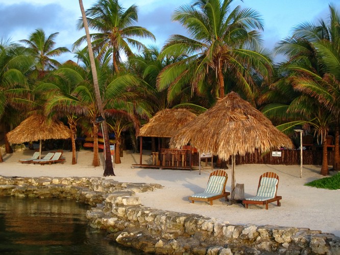 Wyspa Ambergris Caye to idealne miejsce na wakacje, w którym jest wystarczająco dużo udogodnień, aby zapewnić rozrywkę, ale nie na tyle, aby przyciągać niezliczone tłumy turystów. Główną atrakcją tej pełnej białych piaszczystych plaż wyspy jest największe w Belize bagno namorzynowe. Natomiast najpopularniejszym środkiem transportu umożliwiającym poruszanie się po piaszczystych drogach są wózki golfowe. Amatorów nurkowania wśród raf czeka nie lada gratka w postaci rafy koralowej Belize oraz Blue Hole, wapiennej rozpadliny o głębokości ponad 120 metrów pełnej skalarów i koralowców.