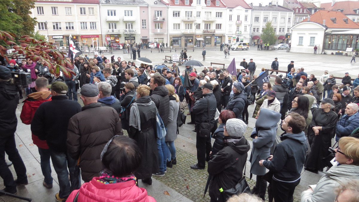 Około dwustu osób, głównie kobiet, wzięło w Białymstoku udział w akcji "Czarny Wtorek – Wielka Zbiórka". Była to manifestacja w obronie praw kobiet i protest przeciwko projektowi zaostrzającemu przepisy antyaborcyjne.