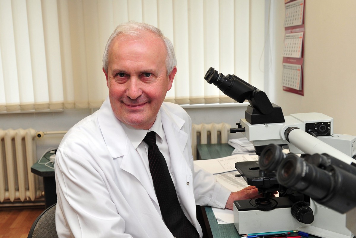 Prof. Jan Lubiński – genetyk, kierownik Zakładu Genetyki i Patomorfologii Pomorskiego Uniwersytetu Medycznego w Szczecinie i działającego przy tej uczelni Międzynarodowego Centrum Nowotworów Dziedzicznych oraz spółki Read-Gene SA. Badania obecności arsenu we krwi i analizowanie jego korelacji z ryzykiem raka prowadzi z zespołem, w którym głównym wykonawcą jest Wojciech Marciniak.