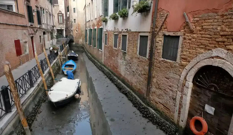 W kanałach w Wenecji brakuje wody. Gondole nie mają po czym pływać