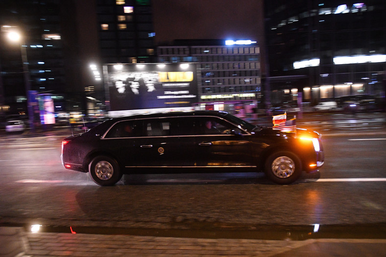 Prezydent USA porusza się po Warszawie swoim specjalnym autem (Cadillac One), nazywanym "bestią" (na zdjęciu przejazd z Lotniska Chopina)