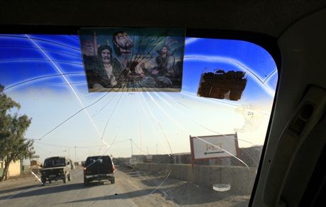 05.04.2007 Irak Camp Echo DivanijaWizyta Ministra Obrony Narodowej Aleksandra Szczygly w Iraku. Wielkanocne spotkanie z zolnierzami. nz naklejka pokazujaca glowe niewiernego w samochodzieFot. Wojciech Grzedzinski