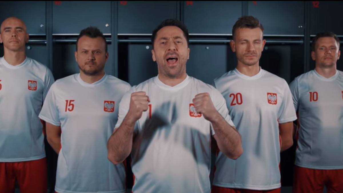 Polska piosenka "na Mundial" miała zostać wyłoniona podczas tegorocznej edycji w Opolu. Niestety zwycięski kawałek nie okazał się hitem dlatego kolejne zespoły, przeganiają się w swoich propozycjach. Discopolowa grypa Boys postanowiła zagrzewać polską reprezentację kawałkiem "Mundial - Polska biało - czerwoni".