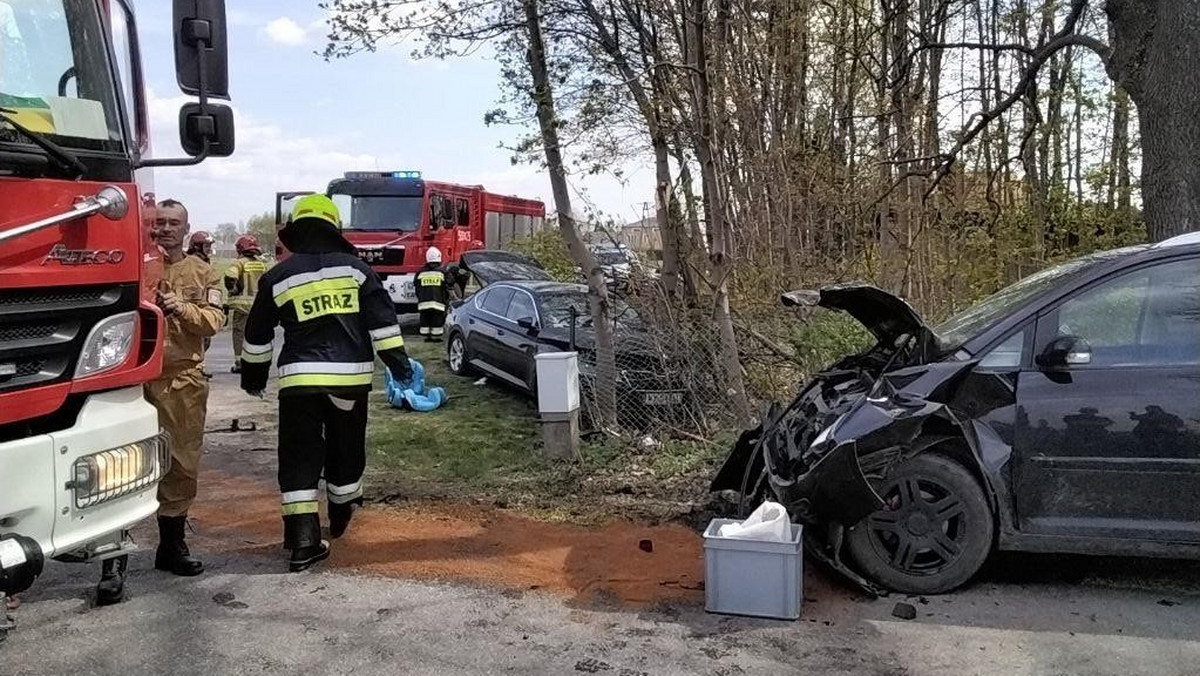Do zderzenia dwóch samochodów osobowych doszło na skrzyżowaniu w Woli Osowińskiej. Cztery osoby zostały ranne. Siedmioletnie dziecko zostało zabrane do szpitala śmigłowcem Lotniczego Pogotowia Ratunkowego — podaje portal dziennikwschodni.pl.