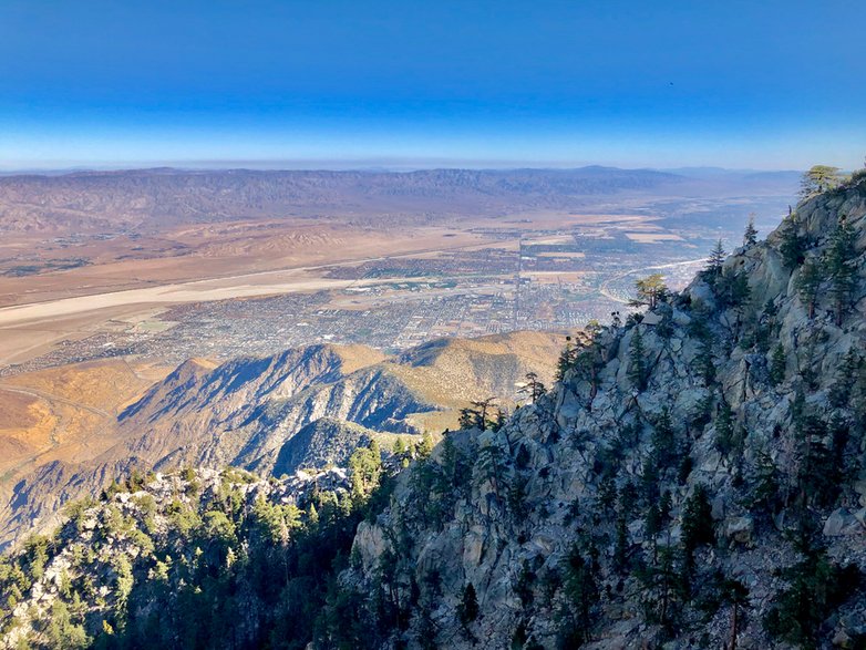 Widok na Palm Springs z okolicy stacji kolejki na San Jacinto