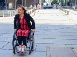 Zdrowy mężczyzna czuje się kobietą i porusza się na wózku. Niepełnosprawni oburzeni