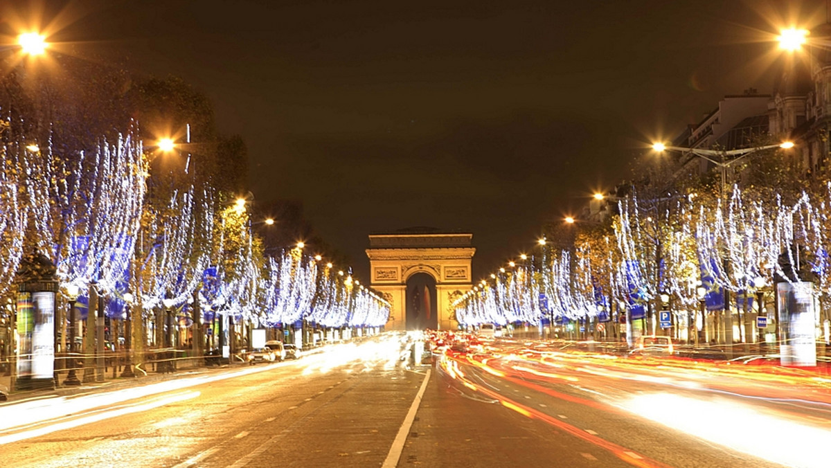 Wzdłuż całej słynnej paryskiej alei - Pól Elizejskich - mienią się już efektowne świąteczne iluminacje. Uroczystej inauguracji oświetlenia dokonali wspólnie mer Paryża Bertrand Delanoe i aktorka Melanie Laurent.