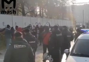 Demostranti ispred francuske amabasade u Moskvi