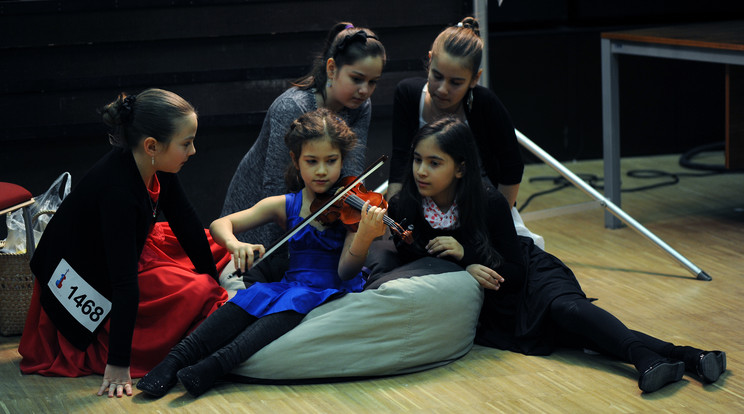  Abouzahra Amira (11) (fekvő) az idősebb, mégis húga, Mariam (8) (hegedűvel) a bátrabb, bárhol, és bármikor képes eljátszani valamit