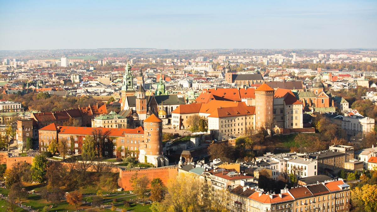 Przez wrzesień i październik w 20 krakowskich gimnazjach realizowana jest akcja edukacyjna "Zdrowy oddech". Kampania, w większości współfinansowana przez Wojewódzki Fundusz Ochrony Środowiska, ma na celu kształtować świadomość młodych ludzi związaną z profilaktyką ochrony jakości powietrza.