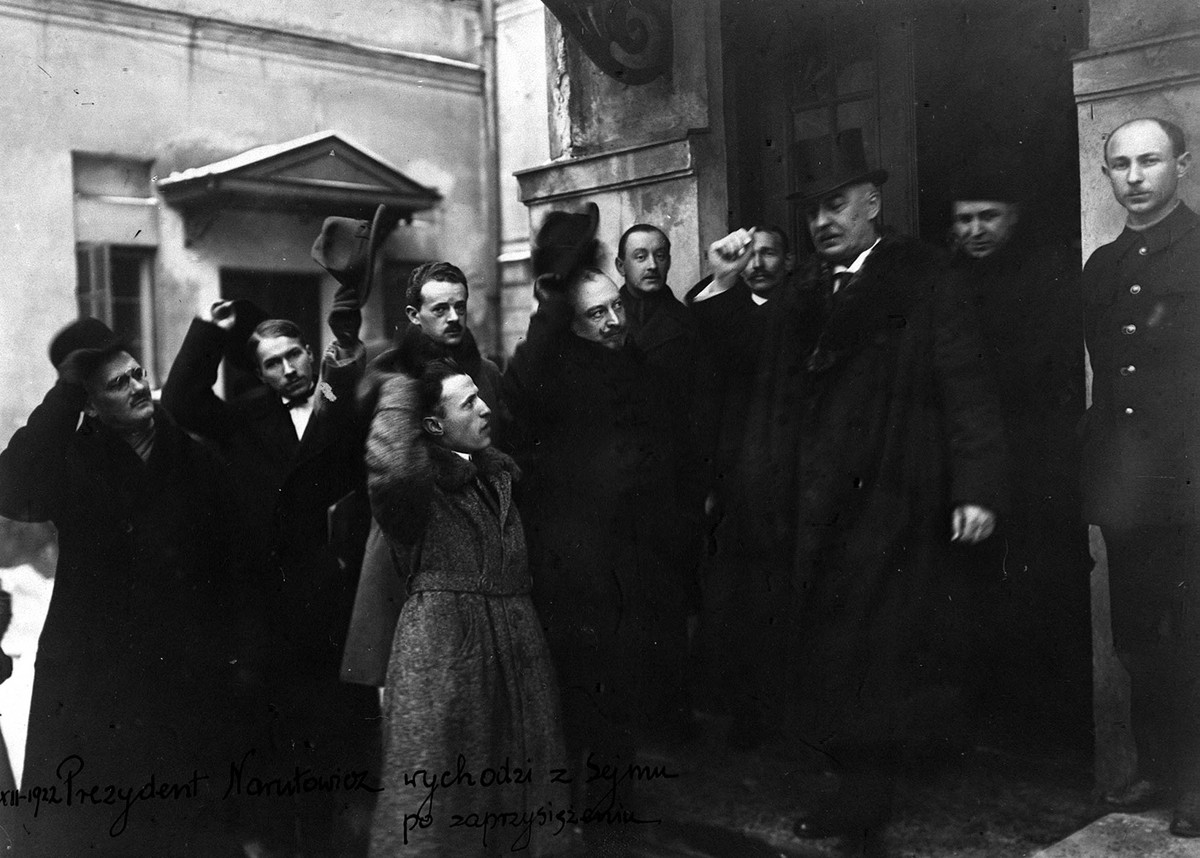 11.12.1922 . Prezydent Gabriel Narutowicz wychodzi z Sejmu po zaprzysiężeniu na najwyższy urząd.