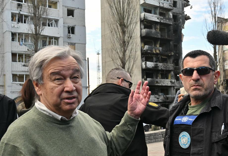 Sekretarz generalny ONZ Antonio Guterres podczas spaceru w trakcie wizyty w Borodziance pod Kijowem. 28 kwietnia 2022 r.