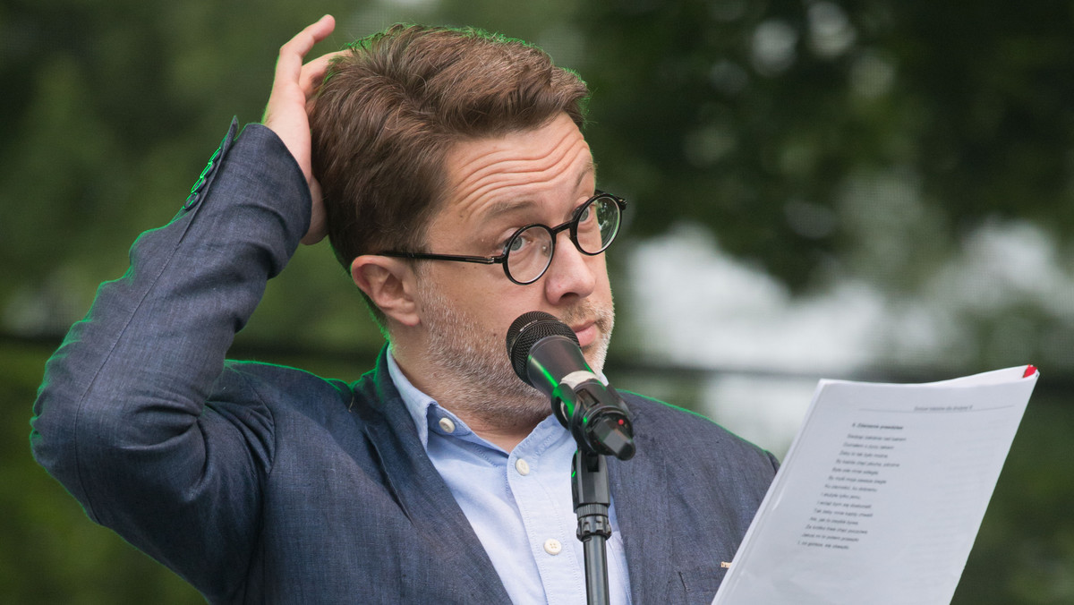 Mówią o nim Pan Szymborski. Michał Rusinek, były sekretarz noblistki, zbiera dziś baty za reklamowanie orzeszków ziemnych. Czy poetce spodobałyby się jego flirty ze światem komercji?