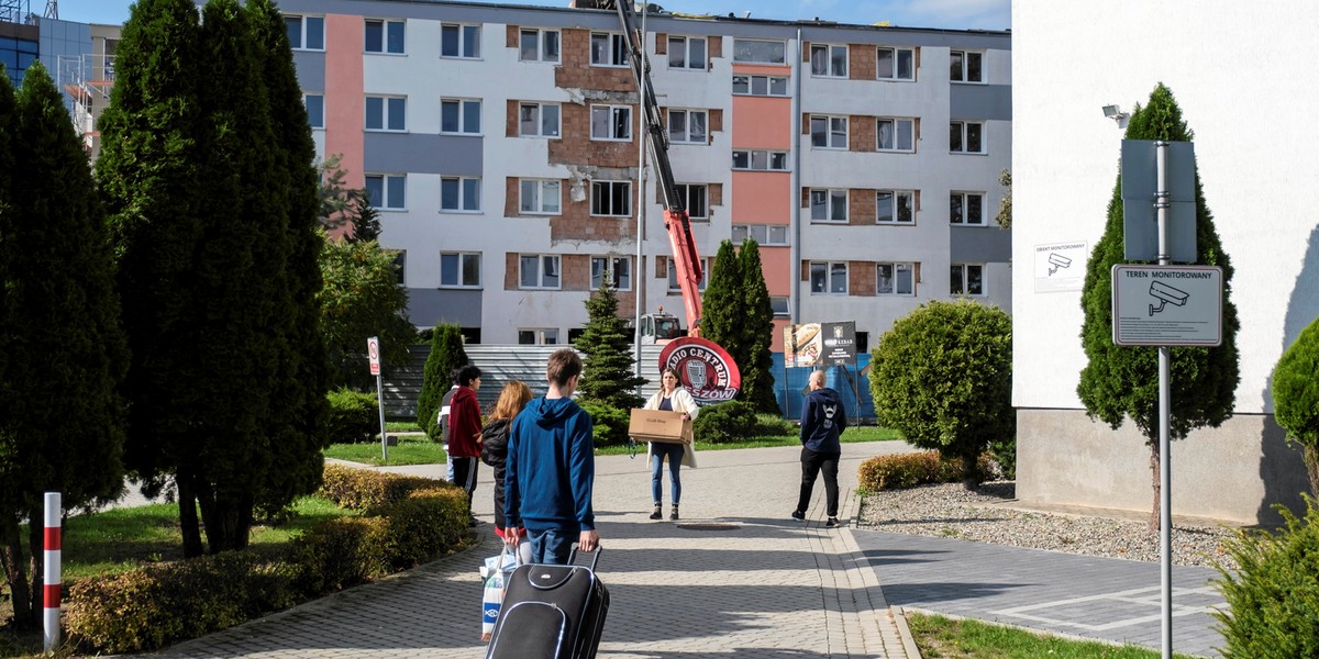 Studenci wprowadzają się do akademików.