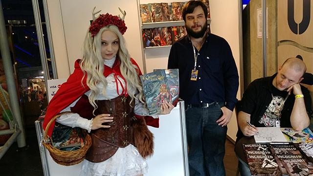 Okasynka w stroju Czerwonego Kapturka promuje serię Grimm Fairy Tales podczas MFKiG 2016, chociaż na pewno lepiej kojarzycie ją w wydaniu Ciri z Wiedźmina 3.