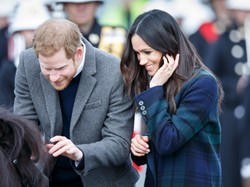Szerokie spodnie i boski płaszcz. Meghan Markle w najmodniejszych trendach sezonu w Edynburgu. FOTO