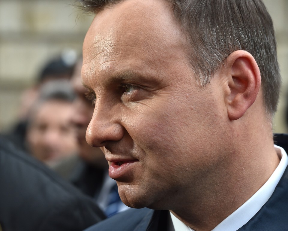 Prezydent Andrzej Duda i Marta Kaczyńska na grobie Lecha i Marii Kaczyńskich