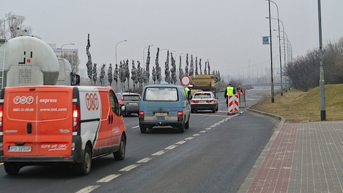 Jak informuje Zarząd Dróg Miejskich, dziś została wprowadzona nowa, tymczasowa, organizacja ruchu w związku z realizacją zadania inwestycyjnego pn. "Rozbudowa i przebudowa istniejącego układu ulic w rejonie połączenia ulic: Krzywoustego, Ostrowskiej, Ługańskiej i Bodawskiej w Poznaniu". Kierowcy proszeni są o ostrożność!