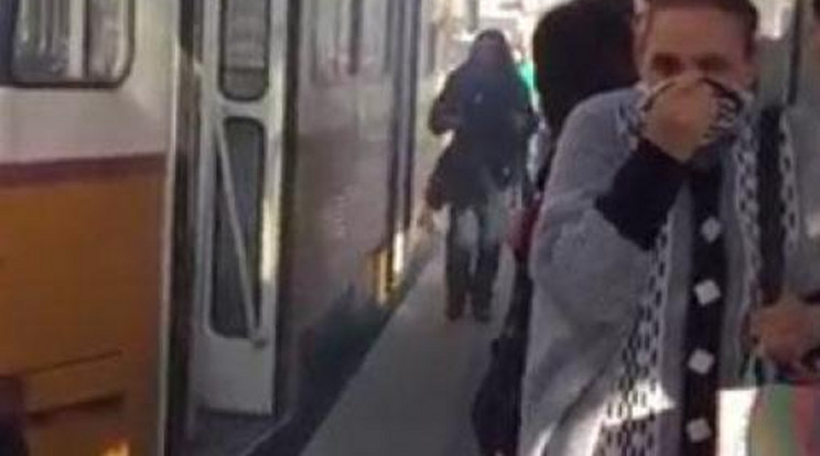 Úgy füstölt az 1-es villamos, hogy az utasoknak le kellett szállni - videó