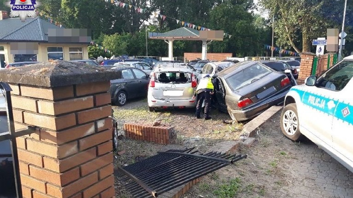 Do dwóch lat więzienia może grozić młodemu kierowcy, który wjechał autem w komis samochodowy. W sumie uszkodził 11 zaparkowanych tam pojazdów.