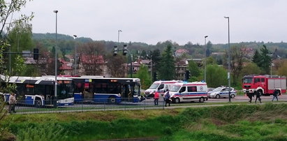 Zderzenie autobusu MPK z samochodem ciężarowym. Są ranni
