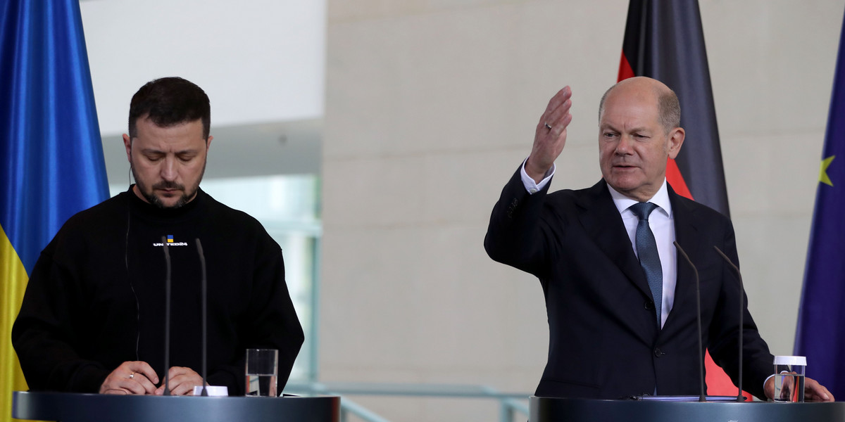 Prezydent Ukrainy Wołodymyr Zełenski i kanclerz Niemiec Olaf Scholz.