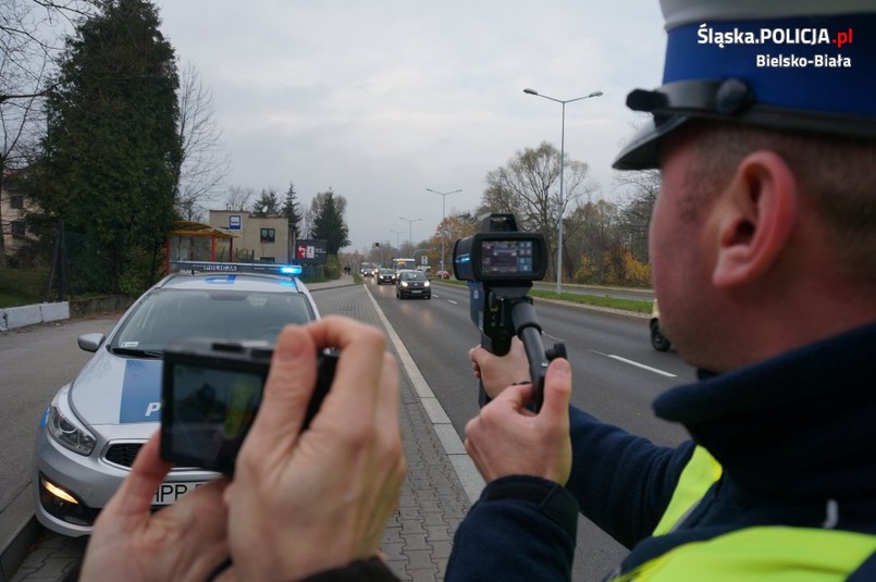 Miernik LaserCam 4. Urządzenie rejestruje cały cykl pomiaru prędkości oraz pozwala nałożyć mandat, np. za brak pasów lub rozmowy przez telefon