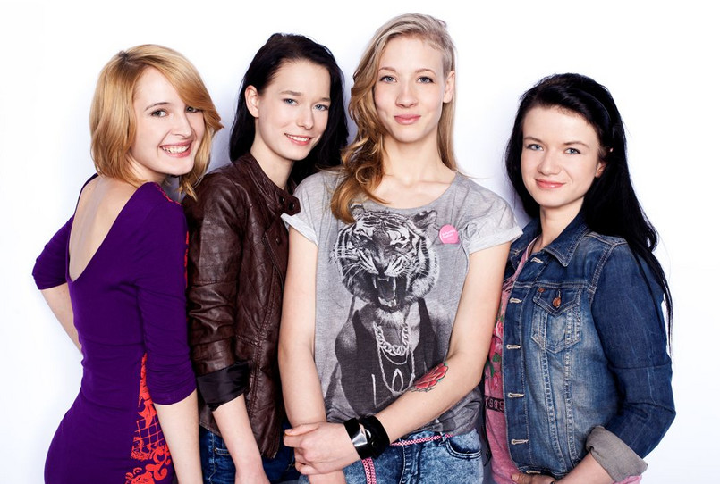 Serial dokumentalny "Teen Mom Poland" opowiada historię czterech nastolatek – Marysi, Ady, Ewy i Izy, które swoje rodziny założyły w bardzo młodym wieku. Serial pokaże, jak godzą one obowiązki mamy z nauką, pracą i życiem osobistym. Okazuje się to być niełatwym zadaniem zarówno dla samych dziewczyn, jak i ich partnerów.