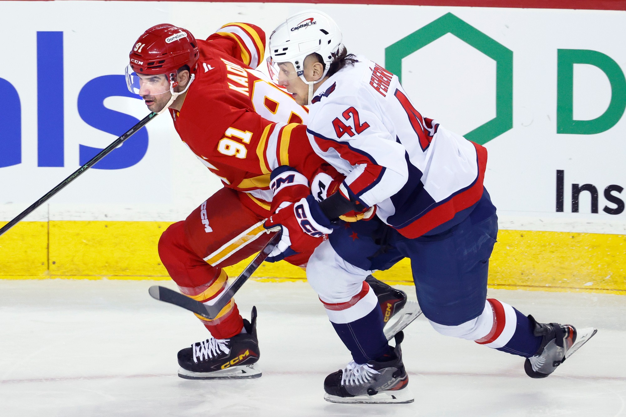 Nazem Kadri (Calgary Flames) a Martin Fehérváry (Washington Capitals). 