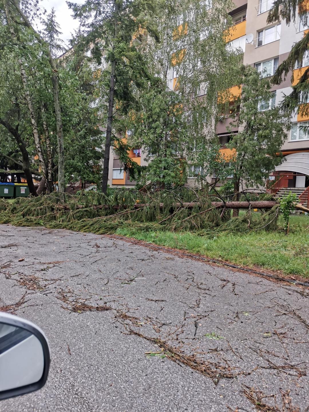Rimavskou Sobotou a okolím sa prehnala veterná smršť a výdatná búrka.