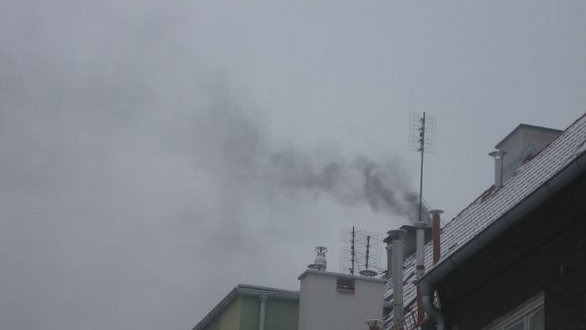 Przekroczenia wartości alarmowych dopuszczalnego stężenia pyłów zawieszonych odnotowano w sobotę na stacjach pomiarowych w Opolu, Kędzierzynie-Koźlu i Zdzieszowicach - potwierdza Manfred Grabelus, dyrektor Departamentu Ochrony Środowiska w Urzędzie Marszałkowskim Województwa Opolskiego. Osoby szczególnie wrażliwe na "pyłowe zanieczyszczenie" atmosfery powinny w miarę możliwości ograniczyć przebywanie na wolnym powietrzu - informuje Radio Opole.