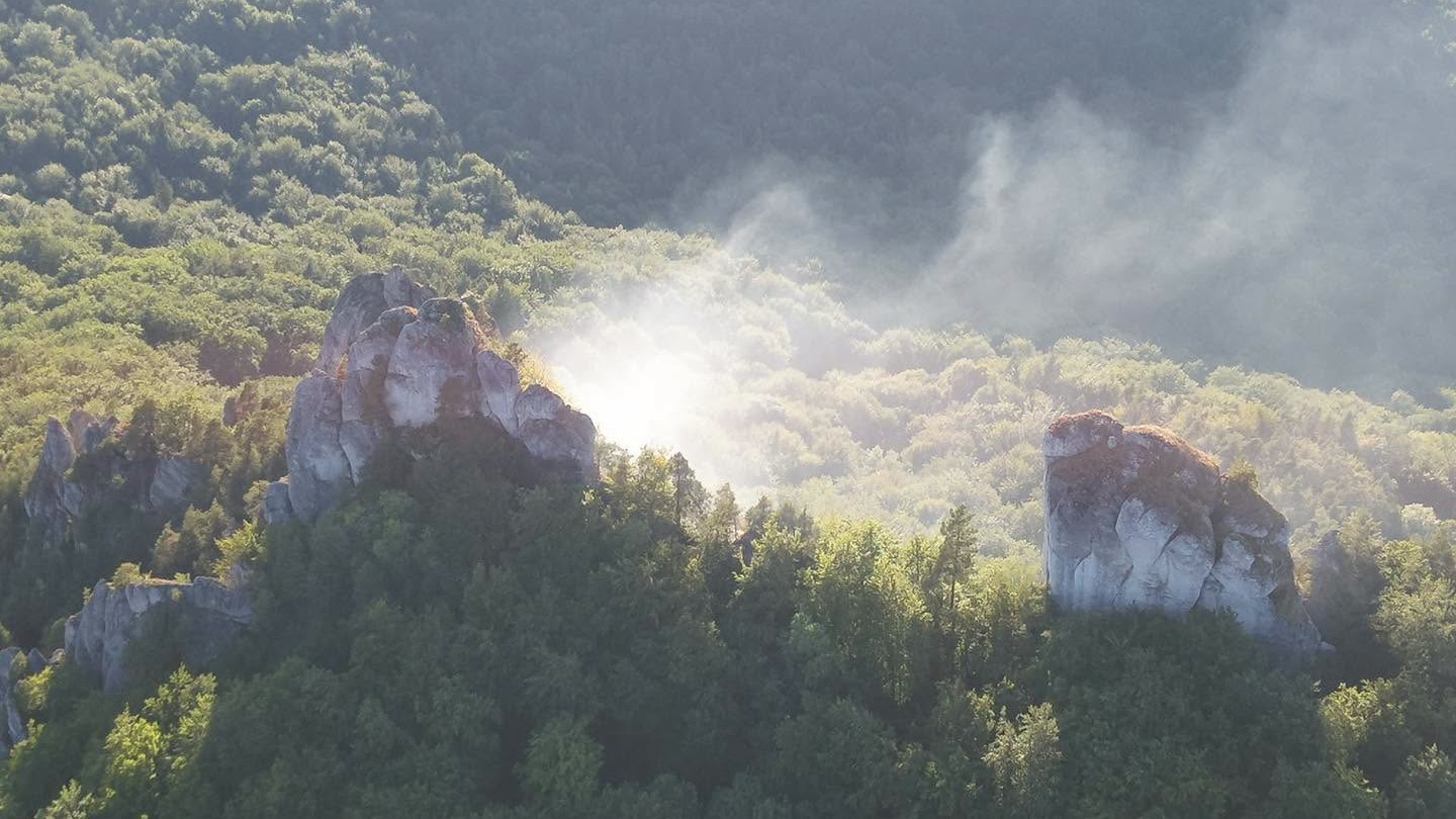 V nedostupnom teréne v Súľovských skalách vypukol požiar. 