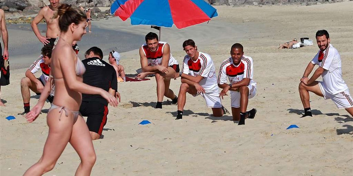 AC Milan trenuje na plaży w Dubaju