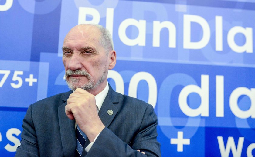 Śledztwo w sprawie Macierewicza. Cieszy się Piątek i Macierewicz