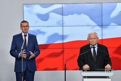 'Kto przytulał się do Putina w dniu katastrofy smoleńskiej?'. Kaczyński i Morawiecki biją w Tuska