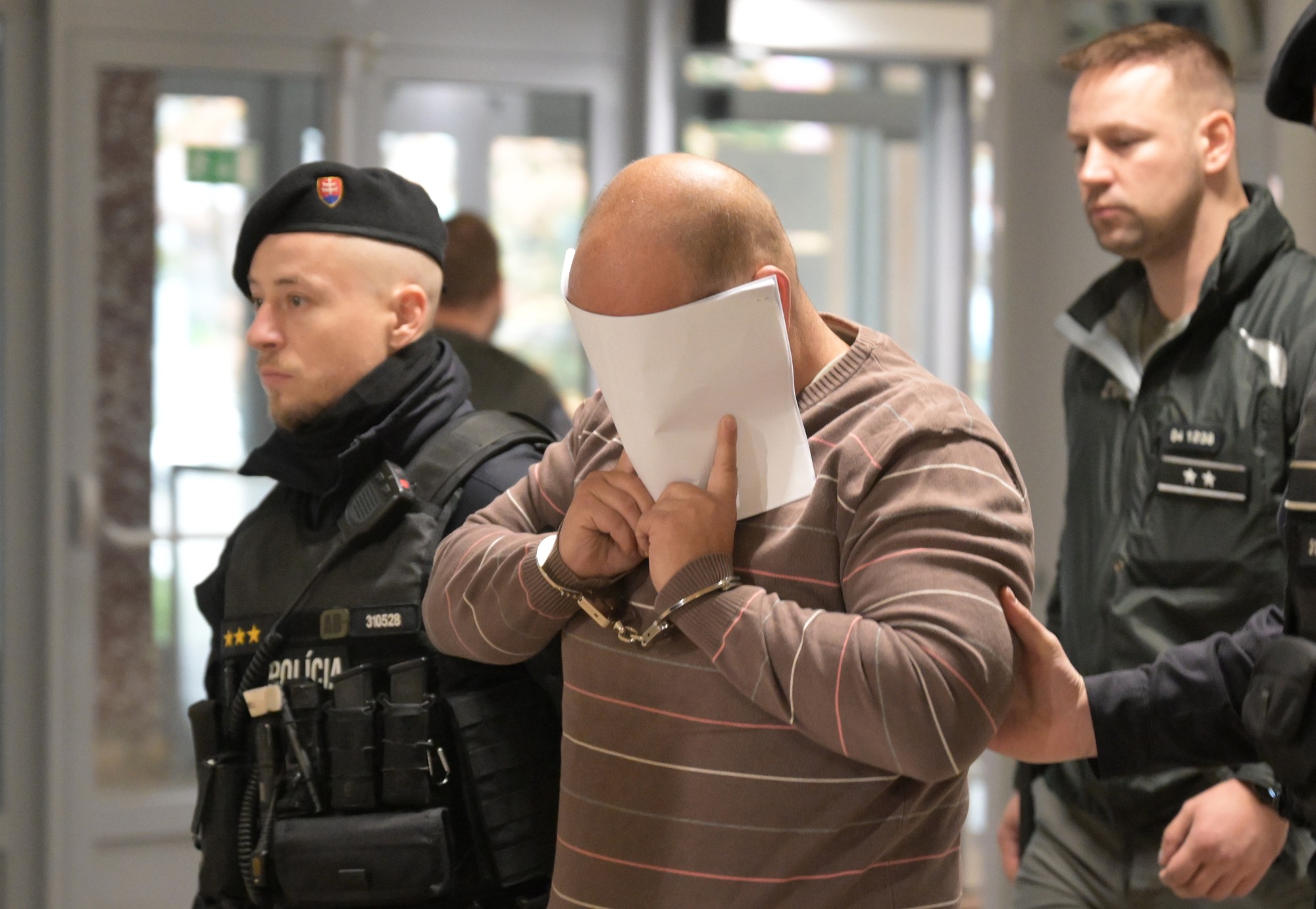 Na snímke obvinený policajt na Mestskom súde v Košiciach 13. novembra 2024.