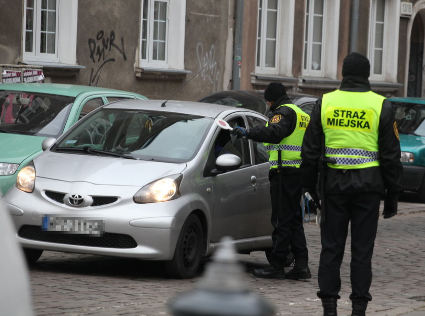 strażnicy miejscy z Gdańska wlepiają mandat