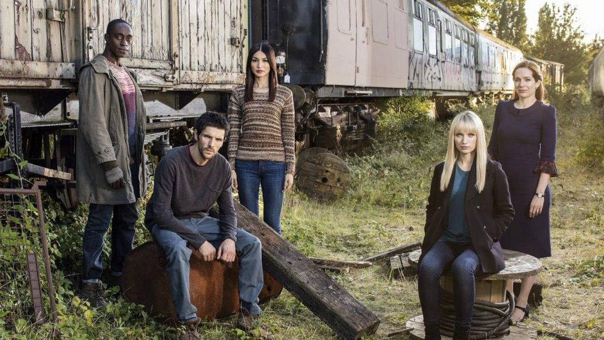 12 stycznia (czwartek) o godz. 21:00 na antenie AMC odbędzie się polska premiera 2. sezonu "Humans". Akcja serialu rozgrywa się w rzeczywistości równoległej, w której każdy może sprawić sobie Syntha – służącego-robota do złudzenia przypominającego żywą istotę.