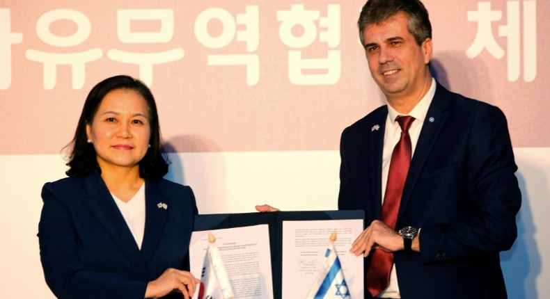 South Korean Trade Minister Yoo Myung-hee and Israeli Economy Minister Eli Cohen signed the free trade agreement in Jerusalem