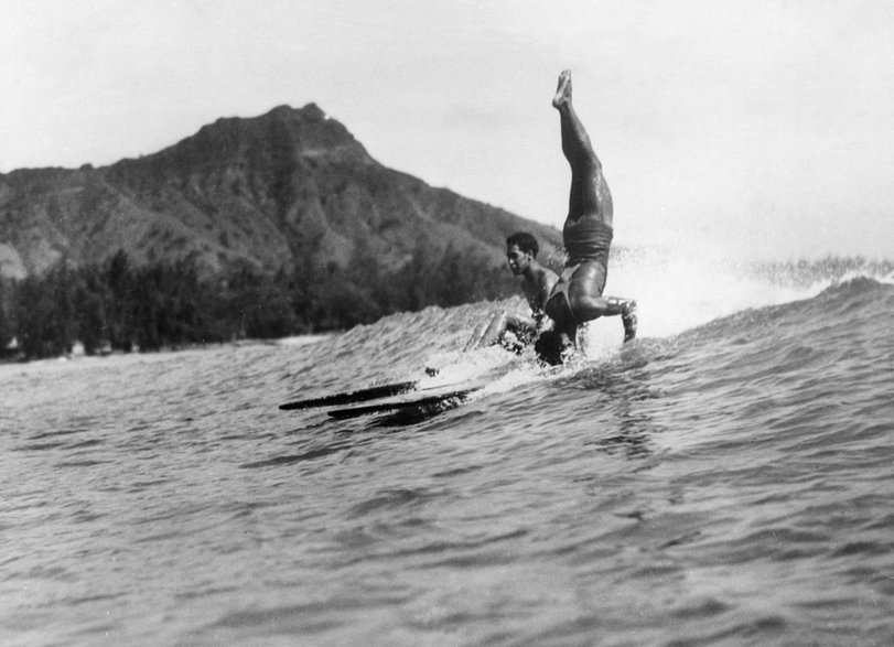 Surfer w Waikiki (lata 30.)